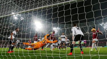 El gol 200 de Chicharito en su carrera llegó con la mano