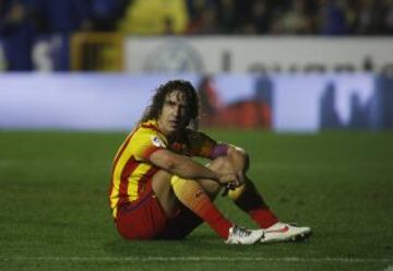 Puyol se lamenta por el gol encajado.