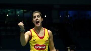 Carolina Marín celebra su victoria en Dubai.