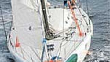 Unai Basurko y su embarcación, 'Pakea'.