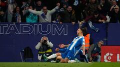 El delantero del Espanyol, Joselu, celebra el segundo gol del equipo espaNYolista durante el encuentro correspondiente a la jornada 16 de primera división que disputan hoy sábado frente al Girona en el RCDE Stadium, en Cornellá-El Prat.