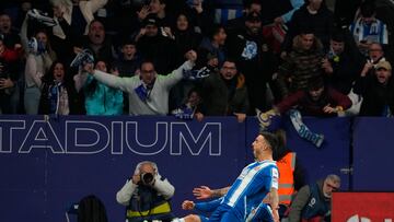 El delantero del Espanyol, Joselu, celebra el segundo gol del equipo espaNYolista durante el encuentro correspondiente a la jornada 16 de primera divisi¨®n que disputan hoy s¨¢bado frente al Girona en el RCDE Stadium, en Cornell¨¢-El Prat.