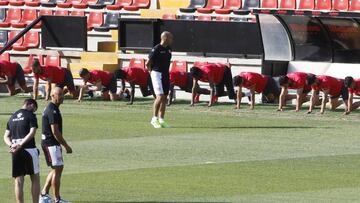 Paco Jémez, supervisando una sesión.