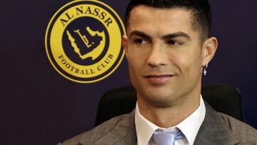 Cristiano Ronaldo, con el escudo del Al Nassr de fondo.