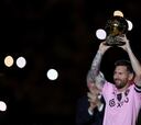 El momento en que Messi muestra el Balón de Oro en DRV PNK Stadium