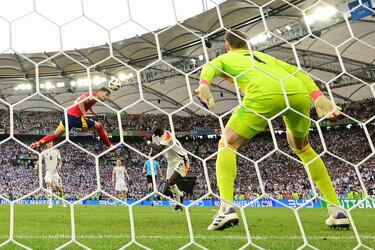 Dani Olmo, MVP del partido, recibe al borde del área y la pone de manera magistral para la cabeza del jugador internacional de la Real Sociedad que anota el segundo. Imposible para Manuel Neuer.