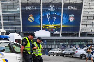 EPA192. KIEV (UCRANIA), 24/05/2018.- Guardias de seguridad permanecen ante el estadio Olímpico de Kiev, hoy, 24 de mayo de 2018, donde se celebrará la final de la Liga de Campeones entre el Real Madrid y el Liverpool el próximo 26 de mayo. EFE/GEORGI LICOVSKI