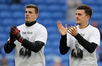 Eldin Jakupovic y Harry Maguire en el homenaje previo a Vichai Srivaddhanaprabhaal partido frente al Cardiff City.