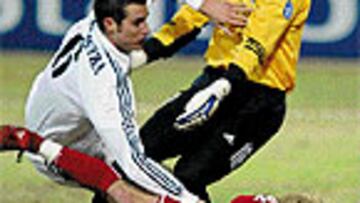 <B>CASILLAS SALVÓ AL MADRID.</B> El cancerbero sacó una mano espectacular mediada la segunda mitad, cuando detuvo un remate a bocajarro de Evseev desde dentro del área.