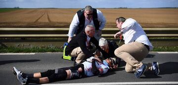 France's Warren Barguil receives medical assistance after falling during the 163,5km 2nd stage of the 77th Paris-Nice cycling race between Les Breviaires and Bellegarde, on March 11, 2019. (Photo by Anne-Christine POUJOULAT / AFP)