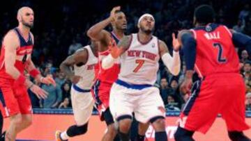 Carmelo Anthony pierde el bal&oacute;n ante Trevor Ariza y John Wall.