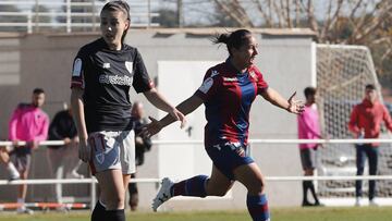 Charlyn Corral celebra su primer gol. 