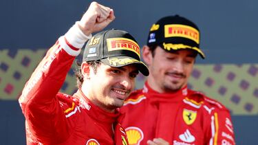 Carlos Sainz celebra su victoria en el GP de Australia en presencia de su compañero de Ferrari Charles Leclerc.
