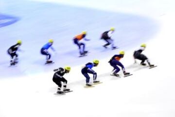 Los patinadores compiten durante la final de los 500m masculinos de relevos en la Copa mundial ISU en pista corta Patinaje de Velocidad en Turín