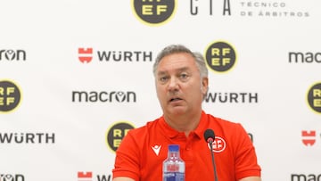 El presidente del Comité Técnico de Árbitros de la Federación Española de Fútbol, Luis Medina Cantalejo hace un balance de la temporada arbitral este jueves en Gijón. EFE/Juan González.