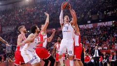 Mario Hezonja busca la canasta del Olympiacos.