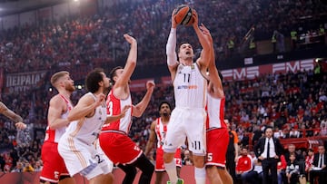 Mario Hezonja busca la canasta del Olympiacos.