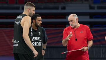 Pablo Laso con Rogkavopoulos y Howard.