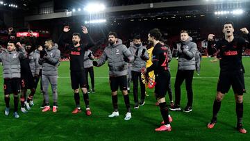 Los futbolistas del Atlético celebran el triunfo en Liverpool.