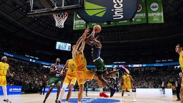 Entrada a canasta de Tyson Carter,