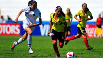 Gisela Robledo lucha un bal&oacute;n con Noh Hyeyeon durante el tercer partido de la fase de grupos del Mundial Sub 17 que termin&oacute; en empate a un gol.