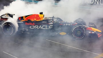Verstappen hace un 'donut' con el Red Bull en Abu Dhabi.