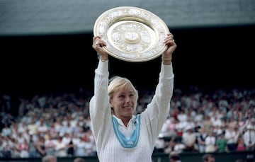 Navratilova, nacida en Praga y con doble nacionalidad checa y estadounidense, es considerada una de las mejores tenistas de la historia. Además, ganó 18 Grand Slams y fue campeona consecutiva en seis ocasiones (de 1982 a 1987) de Wimbledon. En 1975, con sólo 18 años, decidió abandonar su país y solicitar asilo político en Estados Unidos. Cuando obtuvo su nueva nacionalidad en 1981 se sintió libre. Concedió una entrevista al ‘New York Daily News’ e hizo pública su bisexualidad. Algo tabú en el deporte. Desde entonces, se convirtió en una referencia para el colectivo gay. No temió las consecuencias (que las tuvo) porque siguió jugando hasta 1994 e incluso regresó entre 2002 y 2006. También, denunció la desigualdad salarial cuando se enteró que John McEnroe cobraba diez veces más que ella por comentar partidos. Incluso definió a Donald Trump como una "amenaza para el mundo" y le calificó como "sexista y racista". Para normalizar las relaciones homosexuales no dudó en pedir matrimonio a Julia Lemigova, exmodelo y empresaria rusa, en un descanso del US Open 2006 ante las cámaras. Siempre de frente.