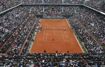Tennis - French Open Men's Singles Final match - Roland Garros - Novak Djokovic of Serbia v Andy Murray of Britain - Paris, France - 05/06/16. General view as Djokovic serves.    REUTERS/Pascal Rossignol 