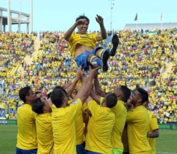 Los jugadores de la UD Las Palmas mantean a su compañero Juan Carlos Valerón durante el homenaje que le brindó hoy el club tras el partido de Liga con el Athletic Club de Bilbao, último de "El Flaco",  en el estadio Gran Canaria.