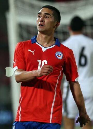El volante del Twente fue citado para sustituir a Arturo Vidal en los duelos eliminatorios contra Paraguay y Uruguay. Posteriormente, se consolidó en La Roja y fue parte del plantel Campeón de América. Actualmente, es parte del equipo de Jorge Sampaoli. 
