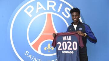 Timothy Weah, posando con la camiseta del PSG en su presentación.