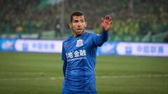 PIL01. Beijing (China), 02/04/2017.- Carlos Tevez of Shanghai Shenhua reacts during the Chinese Super League soccer match between Beijing Guoan and Shanghai Shenhua at the Workers Stadium in Beijing, China, 02 April 2017. EFE/EPA/ROMAN PILIPEY