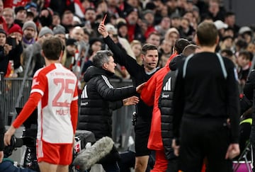 El Bayern Munich volvió a ganar en la  Bundesliga ante el Unión Berlín gracias a un gol de Raphael Guerreiro. Pero la imagene del partido la protagonizaron Nenad Bjelica y Leroy Sané. Cuando el conómetro marcaba 74 minutos, el entrenador del Union Berlin Nenad Bjelica, no le quiso alcanzar el balón a Leroy Sané para que este sacara rápido de banda. Este gesto molestó mucho al jugador del Bayern que propinó algunos improperios Nenad. Tras ello el entrenador le dio un manotazo al '10' del Bayern. Tuvieron que intervenir asistentes de ambos conjuntos para frenarlos.