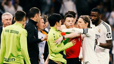 La dura entrada del jugador de la Real Sociedad provocó una tangana sobre el césped del Bernabéu entre los jugadores de ambos equipos. A Modric le vio encararse con el jugador japonés, Kubo.