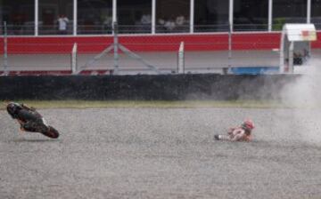 Caída del piloto español Marc Márquez, de Honda, cae, durante la carrera del Gran Premio de Argentina de MotoGP