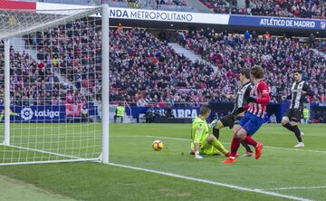 Griezmann tuvo en su pierna izquierda anotar el primer gol para el Atleti pero no estuvo acertado de cara al gol. 