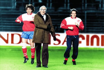 Luis Aragonés es una leyenda en el Atlético. Lo ha sido todo en el club, primero como futbolista y luego como entrenador. De un día para otro pasó de estar entrenándose junto a sus compañeros a tener que llevar las riendas del equipo. De llamarles de tú a hacerlo de usted. Sacó lo mejor de cada jugador, tuvo una relación muy intensa y especial con muchos (con Futre, la estrella fichada por Jesús Gil las tuvo de todos los colores), pero todos le guardaron siempre un gran cariño. Ganó una Liga (1976-77), tres Copas (76, 82 y 92) y la Supercopa de España de 1985. En el Wanda Metropolitano, en el acceso al campo, se puede leer su mítica frase de la final de Copa del 92 ante el Madrid en el Bernabéu. Igual que Simeone, fue campeón liguero como jugador y como entrenador. 