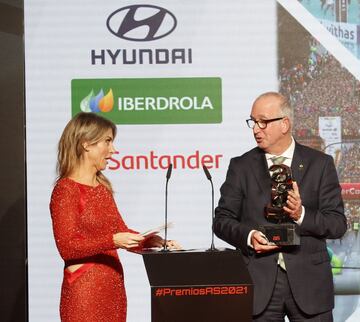 Premio social AS del deporte a la Fundación Trinidad alfonso. En la imagen Juan Miguel Gómez, director de la organización, con Susana Guasch.