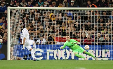 Benzema hace el tercero de penalti.