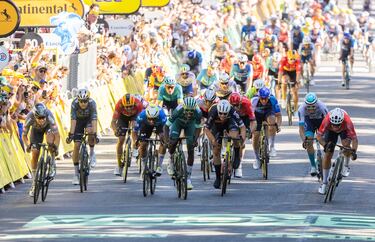 Dylan Groenewegen (de rojo, a la derecha) vence al sprint a Jasper Philipsen (de gris, a la izquierda).