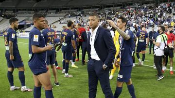 Kylian Mbappe of PSG between Thiago Silva and Angel Di Maria following the French Ligue Cup final match between Paris Saint-Germain (PSG) and Olympique Lyonnais (OL, Lyon) on July 31, 2020 at the Stade de France, in Saint-Denis, near Paris, France - Photo