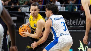 Marcelinho Huertas, base de La Laguna Tenerife, ante Enzo Goudou-Sinha (San Quintín).