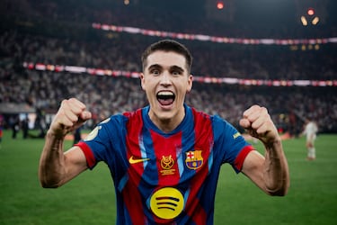 Los jugadores del FC Barcelona celebran sobre el terreno de juego la victoria en la final de la Supercopa de España.