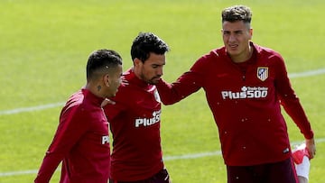 Correa, Gait&aacute;n y Gim&eacute;nez, durante un entrenamiento del Atl&eacute;tico.