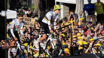 Tadej Pogacar, a su llega a la Plaza de Gaulle en Lille