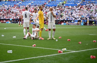 El césped del Football Arena lleno de Vasos de cerveza durante el duelo entre Eslovenia y Serbia.