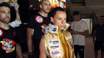 Joana Pastrana saliendo al ring.