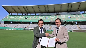El alcalde de Córdoba, José María Bellido, y el CEO del Córdoba CF, Antonio Fernández Monterrubio, en El Arcángel.