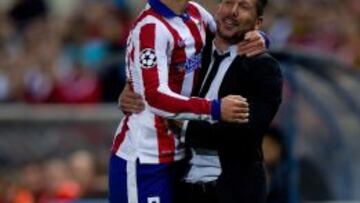 Griezmann se abraza con Simeone al marcar su gol.