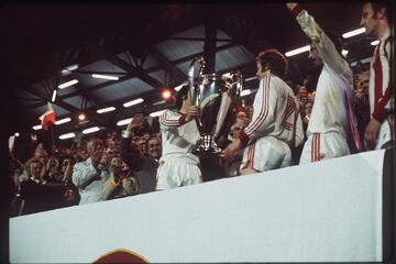 El Bayern de Múnich y Beckenbauer celebran la Copa de Europa de 1974.